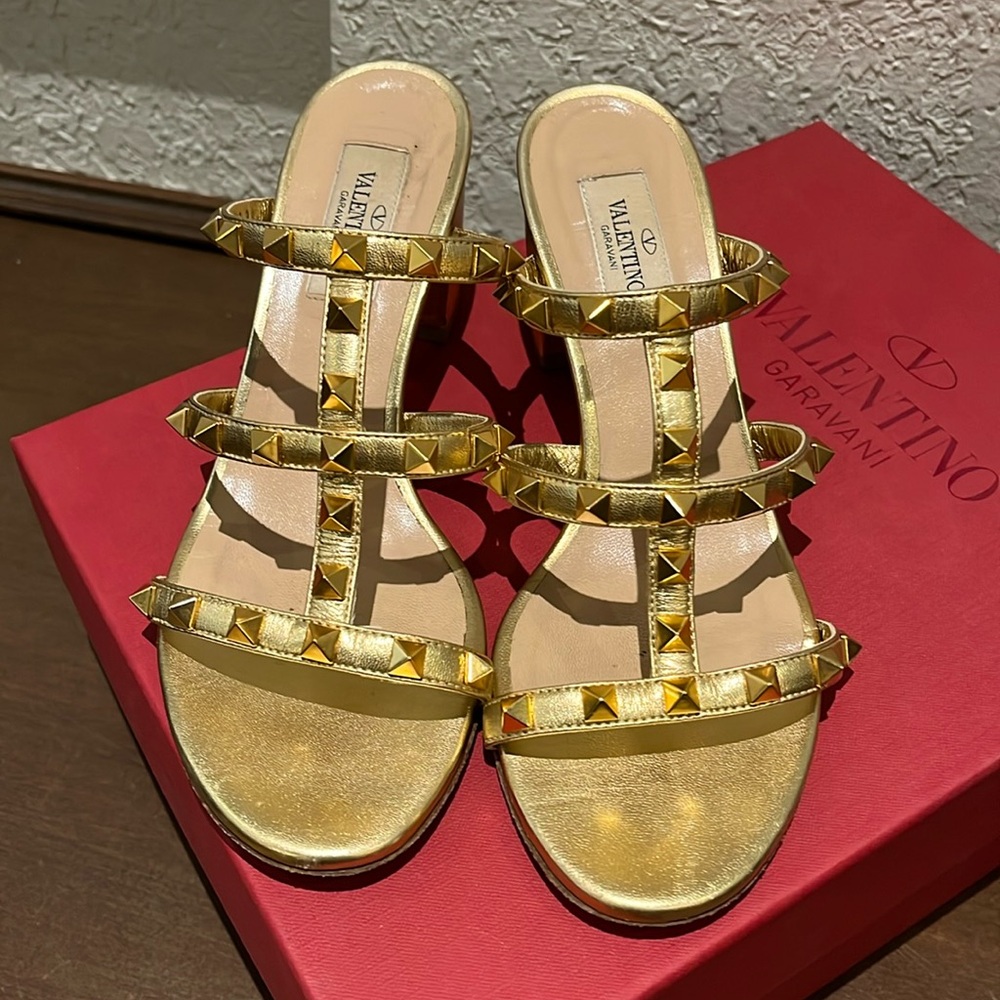 60MM Rockstud, a few scuffs, slight wear of gold on top strap not noticeable